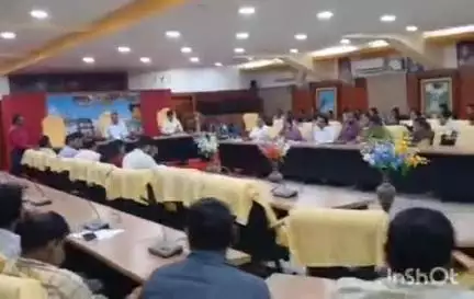 କଟକ ପୌରାଞ୍ଚଳ: ସିଏମ୍‌ସି ପକ୍ଷରୁ ଗୁରୁବାର ପାକୃତିକ ବିପର୍ଯ୍ୟୟ ପରିଚାଳନା ବୈଠକ ଚୌଧୁରୀ ବଜାର ସ୍ଥିତ ସିଏମସି ଅଫିସ ରେ ଗୁରୁବାର ଅନୁଷ୍ଠିତ ହୋଇଥିଲା।