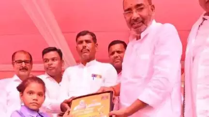 चकिया पिपरा: मध्य विद्यालय मनियारपुर में आयोजित स्कूल बैग वितरण समारोह में विभिन्न विद्यालयों के 780 बच्चों के बीच बैग वितरित किए गए