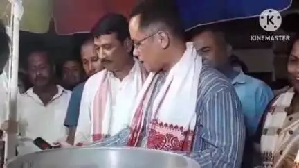 গোলাঘাট: গোলাঘাট বাটা  পইণ্টৰ পৰা  সাংসদ গৌৰব গগৈৰ পদযাত্ৰা কৰি পদ পথৰ ব্যৱসায়ী সকলৰ লগত মত বিনিময়