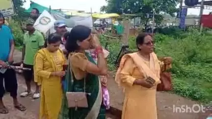 धमतरी: शासकीय चतुर्थ वर्ग कल्याण संघ जगदलपुर के लोग पदयात्रा करते हुए अंबेडकर चौक पहुंचे, आदिवासी समाज ने किया स्वागत