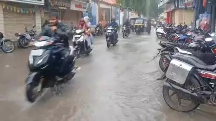 વંથળી: શહેર સહિત ગ્રામ્ય પંથકમાં બે દિવસના વિરામ બાદ વરસાદ, વાતાવરણમાં ઠંડક પ્રસરી, ખેડૂતોમાં ખુશીનો માહોલ