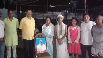 নলবাৰী: আজি ক্ষুদ্ৰ  কটলা বৰকুছিত মৃতকৰ পৰিয়ালৰ খৱৰ লৱলৈ উপস্থিত কংগ্ৰেছ নেতা প্ৰদ্যুৎ কুমাৰ ভূঞা