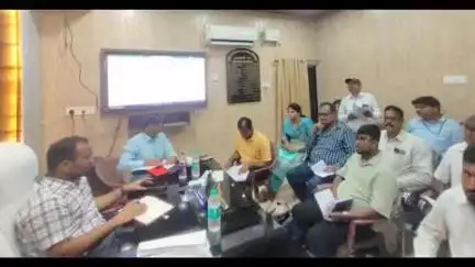 हरनौत: नालंदा: डीसीसी ने बीएलओ सुपरवाइजर के साथ प्रखंड कार्यालय के बीडीओ कक्ष में की बैठक