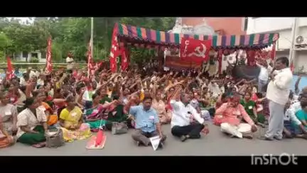స్విమ్స్ టీటీడీ యాజమాన్యం కార్మికుల పట్ల మోసపూరిత వైఖరి సమస్య పరిష్కారం అయ్యేంతవరకు తగ్గే ప్రసక్తే లేదు: కార్మికులు