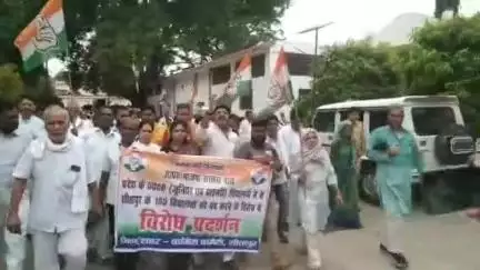 सीतापुर: DM ऑफिस में स्कूल बंद किए जाने के विरोध में कांग्रेस कार्यकर्ताओं ने किया प्रदर्शन, DM को दिया ज्ञापन