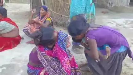 पडरौना: नाहर छपरा बड़ा सेमरहना टोला में गिरे हाईटेंशन विद्युत तार की चपेट में आए मासूम की मौत, दो घायल, एसडीएम मौके पर पहुंचे