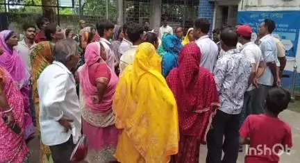 পান্ডুয়া: পান্ডুয়া রেলস্টেশন সংলগ্ন বস্তিবাসীদের পক্ষ থেকে পান্ডুয়া বিডিওকে ডেপুটেশন দিল আজ