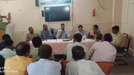 मोतिहारी: अरेराज के एसडीएम एवं डीसीएलआर ने तुरकौलिया प्रखंड में मतदाता सूची के विशेष गहन पुनरीक्षण को लेकर की समीक्षा बैठक