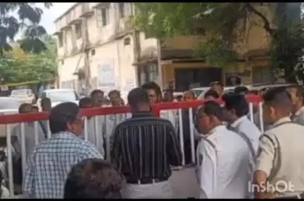 वरोरा: वरोरा पंचायत समितीच्या प्रवेशद्वारावर नागरिकांनी कुलूप ठोकले, बाजार लिलाव प्रकरणी न्याय न मिळाल्याचा आरोप