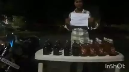 मधवापुर: बिहारी एसएसबी कैम्प के जवानों ने 34 बोतल शराब व बाइक के साथ एक धंधेबाज को किया गिरफ्तार