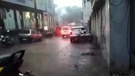 पिपरिया: पचमढ़ी में झमाझम बारिश से जनजीवन अस्त-व्यस्त, पर्यटक उठा रहे सुंदर वादियों और झरनों का लुफ्त