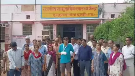 इंद्रगढ़: इंद्रगढ़ अस्पताल में तीन युवकों ने डॉक्टर और स्टाफ के साथ की गाली-गलौज, कर्मियों ने काली पट्टी बांधकर किया विरोध