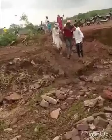 कोलारस: सिंगारपुर में पुलिया बहने से रास्ता बंद, मरीज को कंधे पर ले गए परिजन, वीडियो वायरल