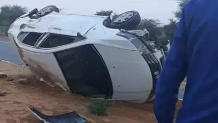 फतेहपुर: फतेहपुर सालासर हाईवे पर टायर फटने से पलटी कार, बड़ा हादसा टला
