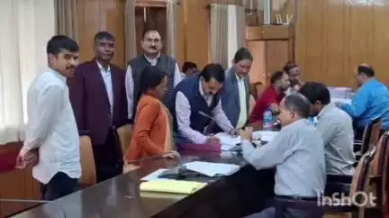 नैनीताल: त्रिस्तरीय पंचायत चुनाव के तहत जिला पंचायत सभागार में जिला पंचायत सदस्य के लिए 20 लोगों ने किया नामांकन