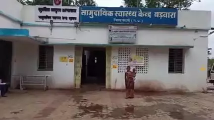 बड़वारा: ग्राम धौरा के पास तेज रफ्तार ट्रक की टक्कर से युवक गंभीर रूप से घायल, बड़वारा अस्पताल में भर्ती