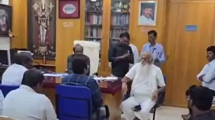 తాడిపత్రి: తాడిపత్రి మున్సిపాలిటీ బాడుగ రూముల దారులతో సమీక్ష సమావేశం ఏర్పాటు చేసిన మున్సిపల్ చైర్మన్ జెసి ప్రభాకర్ రెడ్డి