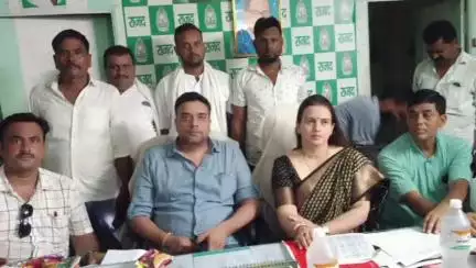 ओबरा: ओबरा राजद कार्यालय में विधायक ऋषि कुमार ने कार्यकर्ताओं के साथ बैठक की, विशेष गहन पुनरीक्षण कार्यक्रम पर चर्चा