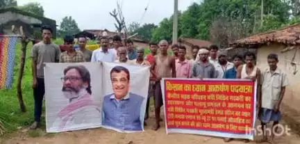 चांदवा: टोरी फ्लाई ओवरब्रिज का निर्माण कार्य शुरू कराने के लिए किसानों ने पानी में पदयात्रा की