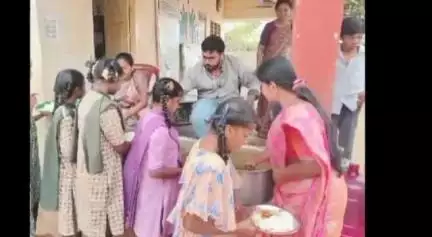 కావలి: సర్వాయపాలెం జిల్లా పరిషత్‌ పాఠశాలలో మధ్యాహ్న భోజనం పరిశీలించిన ఎంపీడీఓ శ్రీదేవి