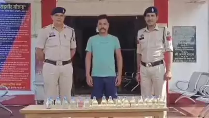 जांजगीर: पुलिस ने हलवाई चौक से देशी शराब की अवैध बिक्री करने वाले आरोपी को किया गिरफ्तार, 32 पाव देशी शराब जब्त