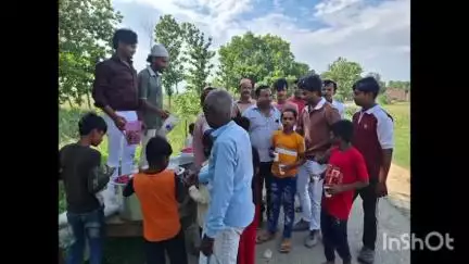 उतरौला: सातवीं मोहर्रम पर सबला का भाव आयोजन में राहगीरों को पिलाया गया शरबत