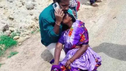 మునగాల: మొద్దుల చెరువు గ్రామ సమీపంలో బైక్‌పై నుంచి జారి పడి మహిళకు గాయాలు, ప్రభుత్వ ఆస్పత్రికి తరలింపు