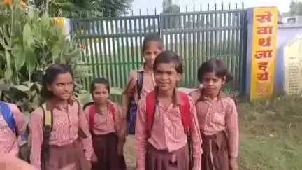 मिश्रिख: नरहरियापुर गांव में स्कूल बंद होने से ग्रामीणों में आक्रोश, बच्चों को स्कूल भेजने से किया इनकार