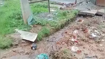 गुमला: नगर परिषद की लापरवाही: दुन्दरिया में नाली निर्माण में अनियमितता सड़क पर बह रहा पानी, लोगों को हो रही परेशानी#jansamasya