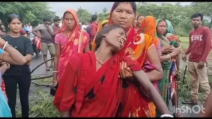 दुमका: खैबरबानी गांव के पास गिट्टी लदे ट्रेलर की चपेट में आने से एक व्यक्ति गंभीर घायल
