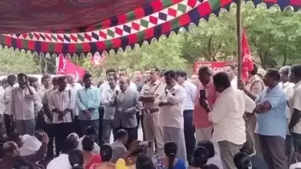 స్విమ్స్ డైరెక్టర్ ఏ ఎస్ పి ఆర్ డి ఓ అభ్యర్థన మేరకు తాత్కాలికంగా సమ్మె వాయిదా వేసిన కార్మికులు