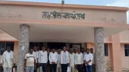 तेल्हारा: तेल्हारा तालुक्यातील जस्तगाव येथील पेरणी केलेले बियाणे उगवलेच नाही शेतकऱ्यांचे तहसीलदारांना निवेदन