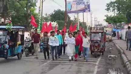 समस्तीपुर: समस्तीपुर की छात्रा के दरभंगा से लापता होने पर आइसा कार्यकर्ताओं ने शहर में किया विरोध प्रदर्शन