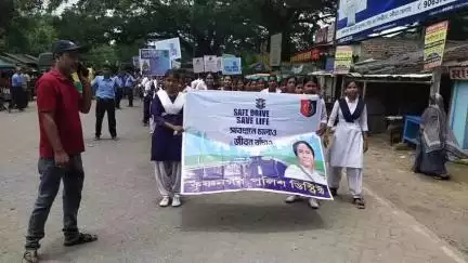 তেহট্ট ২: পলাশীপাড়া থানার পক্ষ থেকে সেভ ড্রাইভ সেভ লাইফ কর্মসূচি, স্কুল ছাত্র ছাত্রীদের নিয়ে বিশেষ র‍্যালি