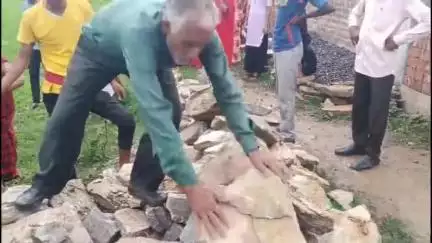 रामनगर: रामनगर ब्लॉक के अरगट गांव में रास्ते के विवाद का समाधान, नायब तहसीलदार रोशनलाल रावत ने हटवाया अतिक्रमण
