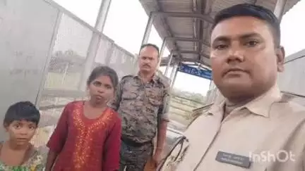 थावे: थावे जंक्शन से लापता दो बच्चियों को डायल 112 की टीम ने आधे घंटे में बरामद कर परिजनों को सौंपा