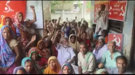 सिंघवारा: सिंहवाड़ा प्रखंड मुख्यालय परिसर में माकपा कार्यकर्ताओं ने 11 सूत्री मांगों के समर्थन में निकाला प्रतिवाद मार्च