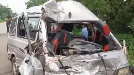 নারায়ণগড়: লরি ও মারুতি ভ্যান এর মুখোমুখি সংঘর্ষ ঠাকুরচকে রাজ্য সড়কে, গুরুতর আহত ৫