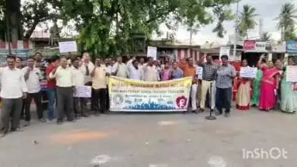 வாலாஜா: முத்துக்கடையில் தமிழ்நாடு ஆரம்பப்பள்ளி ஆசிரியர் கூட்டணி சார்பில் கண்டன ஆர்ப்பாட்டம் நடைபெற்றது