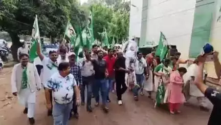 कांके: झामुमो ने भाजपा के खिलाफ निकाला आक्रोश मार्च, पुतला दहन किया