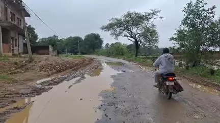 पत्थलगांव: किलकिला मुख्य मार्ग में गड्ढे ही गड्ढे, वाहन चालकों को हाे रही परेशानी, हादसे की भी आशंका
#jansamasya