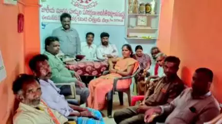 పలమనేరు: పలమనేరు:మామిడి రైతులను ప్రభుత్వం ఆదుకోవాలని జాతీయ మానవ హక్కుల నాయకులు డిమాండ్ చేశారు