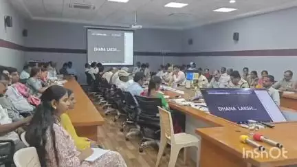 ప్రజా సమస్యల పరిష్కార వేదికలో అందుతున్న అర్జీల స్థితిగతులపై  సీఎం ఆఫీస్ ప్రత్యేక అధికారి చిన్నారావు వీడియో కాన్ఫరెన్స్