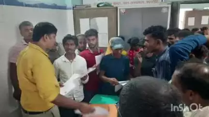 खगड़िया: सदर अस्पताल परिसर स्थित कार्यालय में दिव्यांगों की जुटी भीड़