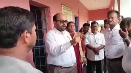 दिघलबैंक: डीडीसी ने आठगछिया सहित विभिन्न बूथों में विशेष गहन पुनरीक्षण कार्य का किया निरीक्षण, गणना प्रपत्र का लिया अपडेट
