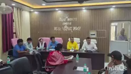 मनेर: मनेर नगर परिषद कार्यालय के सभागार में वोटर लिस्ट सर्वेक्षण को लेकर बैठक हुई