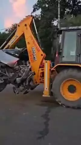 सीतापुर: अढोरी गांव के पास सड़क पर तेज रफ्तार ट्रक ने कर को टक्कर मारने के बाद डेढ़ किलोमीटर तक खींचा, दो की मौत, तीन घायल