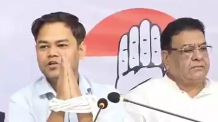 बैरसिया: भोपाल पीसीसी कार्यालय में मध्य प्रदेश कांग्रेस का अनोखा प्रदर्शन, रस्सी से हाथ बांधकर किया विरोध