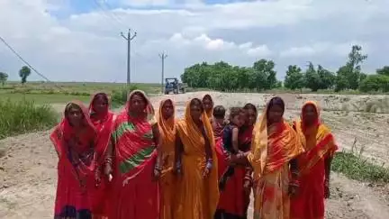 अरेराज: अरेराज के जितवारपुर मलाही टोला में सड़क निर्माण कार्य को लेकर ग्रामीणों ने किया विरोध प्रदर्शन