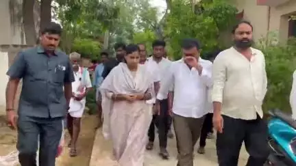 టిడిపి కార్యకర్త మునీశ్వర్ కుటుంబాన్ని ఆదుకుంటాం 
- మునీశ్వర్ మృతదేహానికి నివాళులర్పించిన ఎమ్మెల్యే విజయశ్రీ